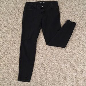 Middle waist black jean
